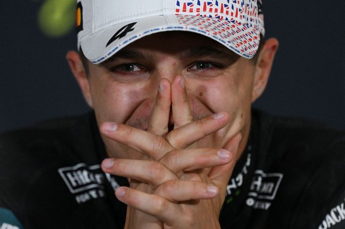 Lando Norris z McLarenu slaví triumf ve VC Británie F1 2025