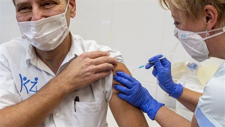 Někteří "ologové" by měli mlčet, míní primář, který léčil prvního pacienta s covidem