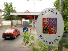 Hraniční přechod u Hrádku nad Nisou se nachází v místě, kde se stýkají hranice Česka, Polska a Německa. Tady byly v prosinci 2007 největší oslavy rozšíření Schengenu.