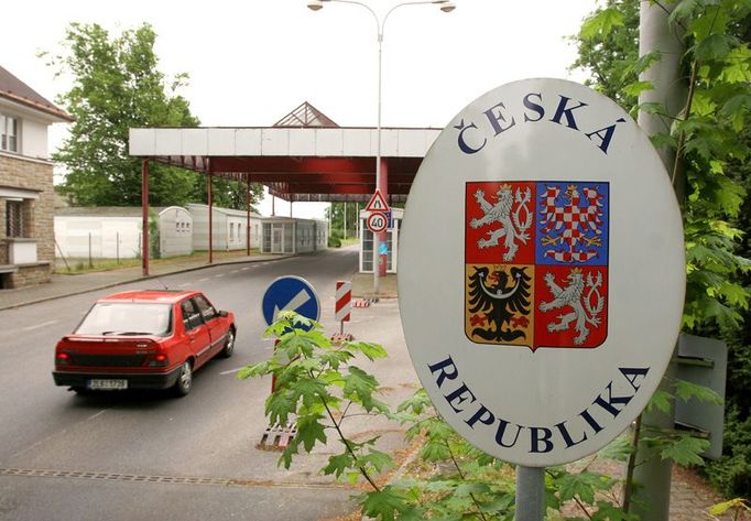 Hraniční přechod u Hrádku nad Nisou se nachází v místě, kde se stýkají hranice Česka, Polska a Německa. Tady byly v prosinci 2007 největší oslavy rozšíření Schengenu.