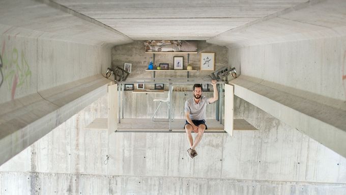 Luxusní bydlení pod mostem. Španělský designér ukázal, jak využít neobvyklé prostory