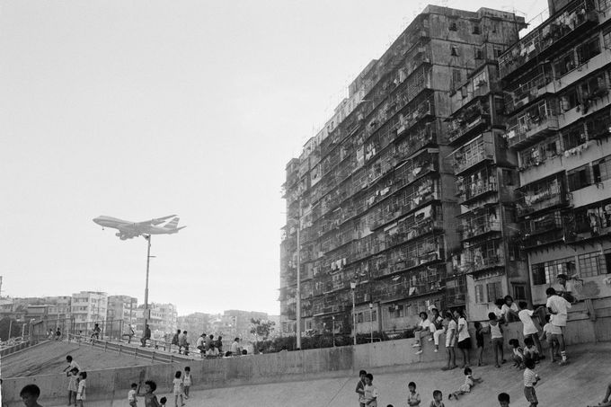 Pohled na obytný blok domů v chudinské čtvrťi Walled City v Hongkongu. Snímek z konce 80. let 20. století.