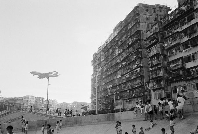 Pohled na obytný blok domů v chudinské čtvrťi Walled City v Hongkongu. Snímek z konce 80. let 20. století.