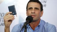 ... proti čemuž ovšem brojí opozice. Její lídr Henrique Capriles tvrdí, že takový krok odporuje ústavě.