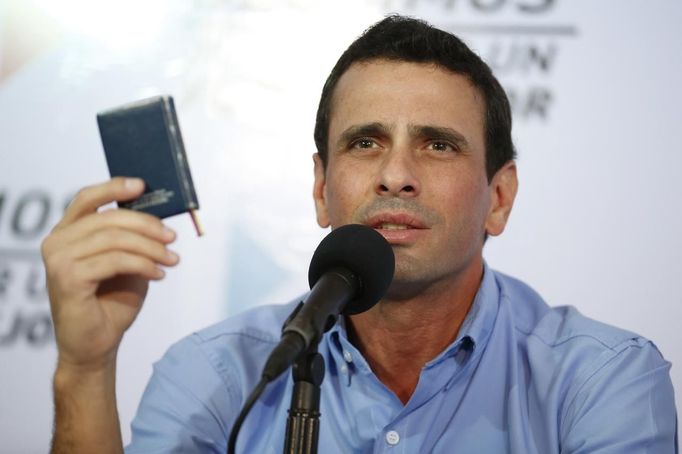 Henrique Capriles, vůdce venezuelské opozice, tvrdí, že odklad inaugurace Huga Cháveze odporuje ústavě.