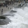 Vlny naráží na vlnolam během bouře Ciara ve francouzském Wimereuxu