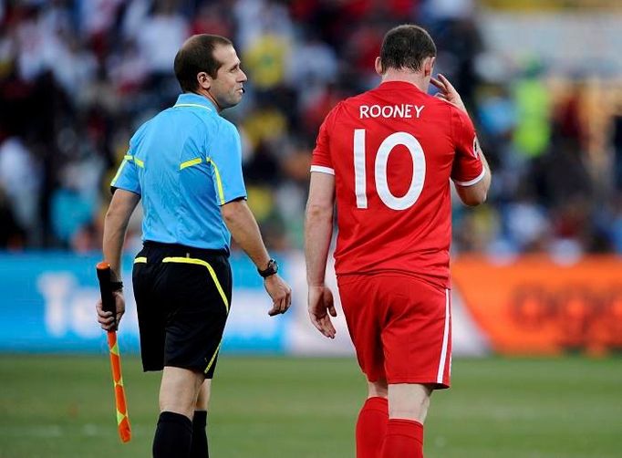 Rooney to konzultuje s arbitrem