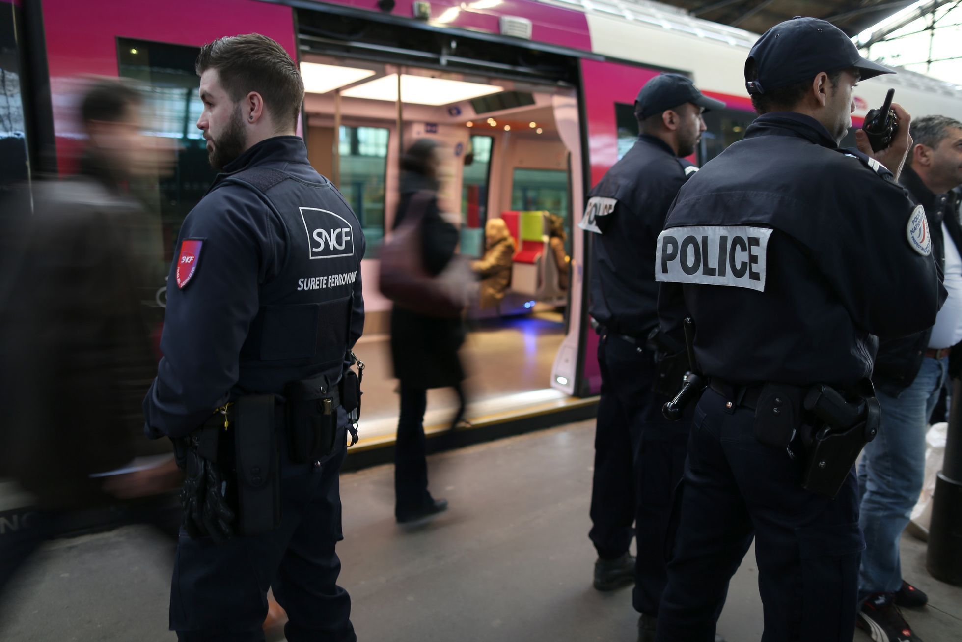 Policejní hlídky na nádraží v Paříži