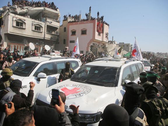 Lidé obklopují vozy humanitární organizace Červený kříž, která od Hamásu převzala rukojmí, 30. ledna 2025.