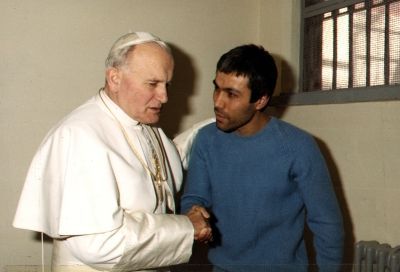 Papež a Agca se znovu potkávají v cele