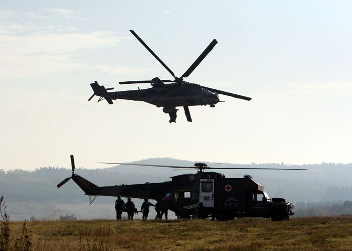 Odvoz raněného kryje ze vzduchu vrtulník Mi-24