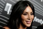 Kim Kardashian žaluje bulvár za články o přepadení v Paříži. Odmítá, že šlo o podvod