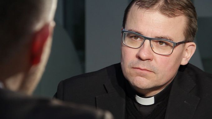 Nemyslím si, že je stoprocentně jisté, že křesťanství s příchodem muslimských uprchlíků a věřících do Evropy přežije, říká biskup Tomáš Holub.