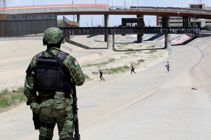 Migranti ilegálně přecházející z Mexika do Texasu.