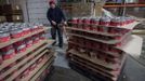 Mike Porenta prepares to ship emergency camp stoves at American Prepper Network's warehouse in Sandy, Utah, December 10, 2012. While most "preppers" discount the Mayan calendar prophecy, many are preparing to be self-sufficient for threats like nuclear war, natural disaster, famine and economic collapse. Picture taken December 10, 2012. REUTERS/Jim Urquhart (UNITED STATES - Tags: SOCIETY FOOD BUSINESS) Published: Pro. 18, 2012, 5:24 odp.