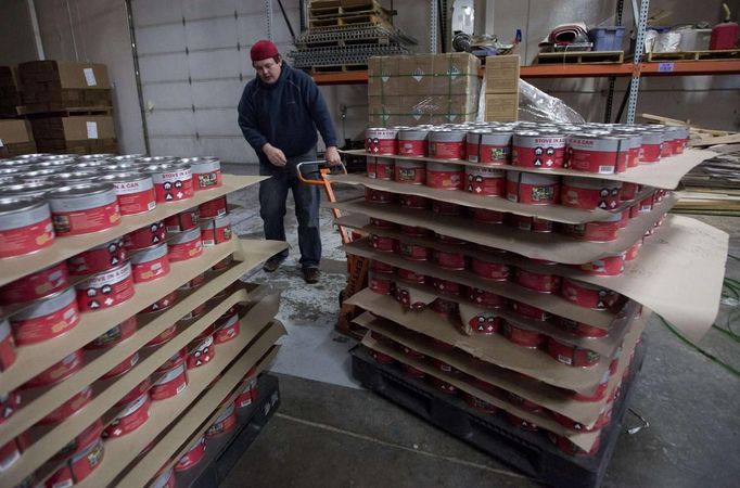 Mike Porenta prepares to ship emergency camp stoves at American Prepper Network's warehouse in Sandy, Utah, December 10, 2012. While most "preppers" discount the Mayan calendar prophecy, many are preparing to be self-sufficient for threats like nuclear war, natural disaster, famine and economic collapse. Picture taken December 10, 2012. REUTERS/Jim Urquhart (UNITED STATES - Tags: SOCIETY FOOD BUSINESS) Published: Pro. 18, 2012, 5:24 odp.