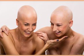 Fotografie Petry a Šárky během léčby rakoviny