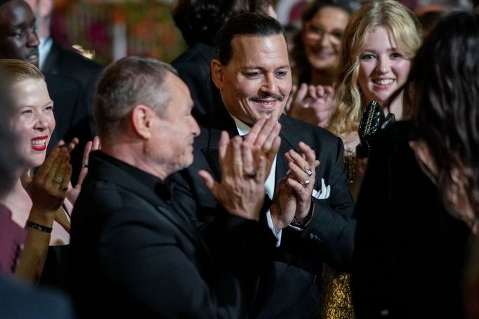Uprostřed je Johnny Depp.