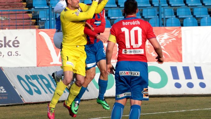 V přípravných zápasech fotbalistů Plzně, pražské Dukly a Teplic v zimní pauze na Kypru prý hráči sázeli na své duely sázeli.