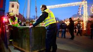 Atmosféra na vánočních trzích po celém světě se před letošním Štědrým dnem změnila. Spolu se starostí o bezpečnost přibyly nové prvky. Vedle stromů a stánků se tak na trzích objevují třeba betonové bloky jako zátarasy. Zde je policie instaluje na jednom z berlínských trhů.