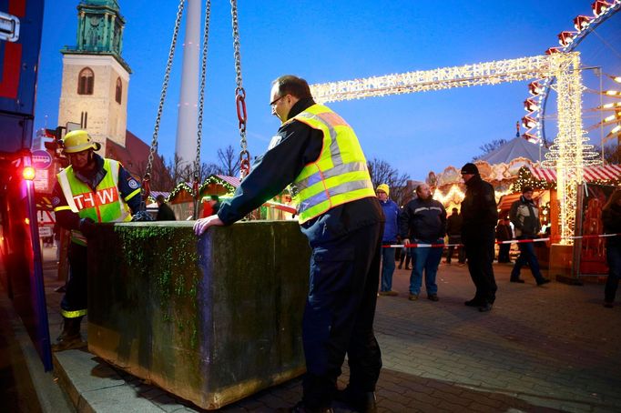 Policie v Berlíně instaluje betonové bloky na ochranu vánočního trhu.