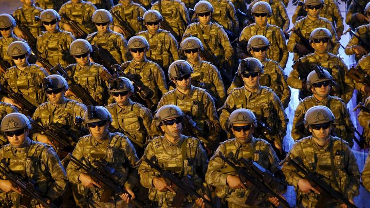 Turecko zatýká 295 příslušníků armády, jsou prý napojeni na duchovního Gülena