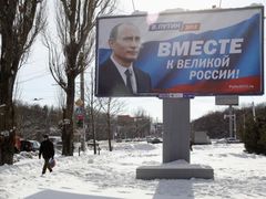 Předvolebních plakátů, jako je tenhle, je v Moskvě poskrovnu.