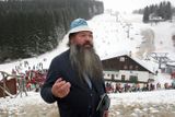 Vlastimil Kosina, pošťák z Vítkovic si vzpomíná, že tak málo sněhu v Krkonoších na přelomu roku bylo naposledy před dvaceti lety