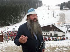 Vlastimil Kosina, pošťák z Vítkovic si vzpomíná, že tak málo sněhu v Krkonoších na přelomu roku bylo naposledy před dvaceti lety