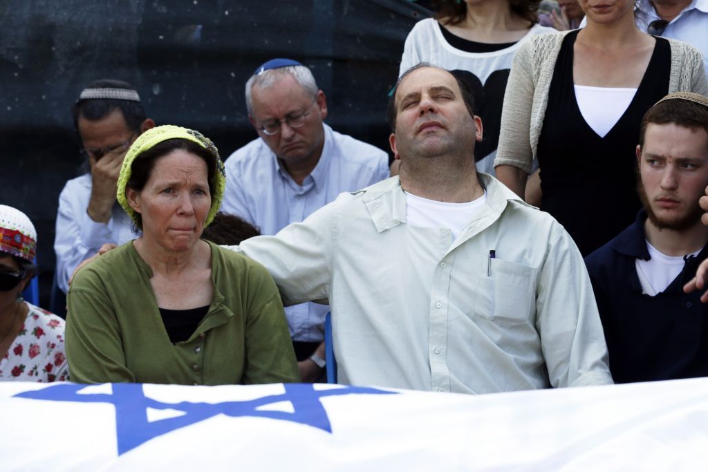 Rachel a Avi Frankelovi, rodiče jednoho ze zavražených chlapců, na úterním pohřbu.