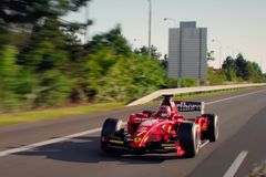 Formule na silnici? Frajeřina i nehorázný risk. Část návěsu se může změnit v gilotinu