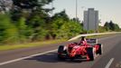 Záběry z víkendového zadržení jezdce v červené formuli se objevily na YouTube kanále TrackZone.