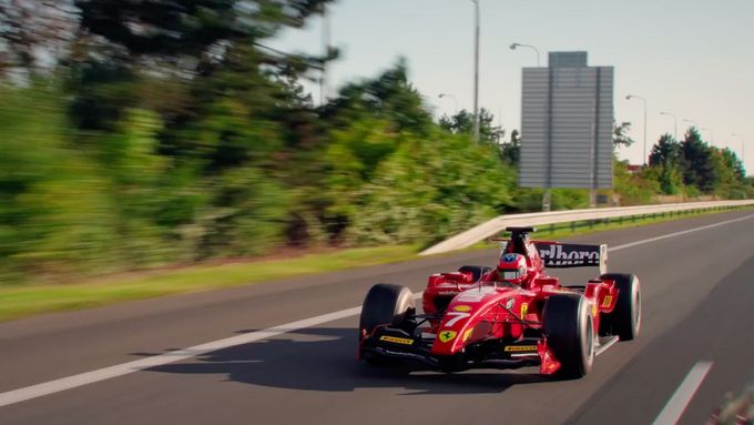 Závodní formule se proháněla po české dálnici