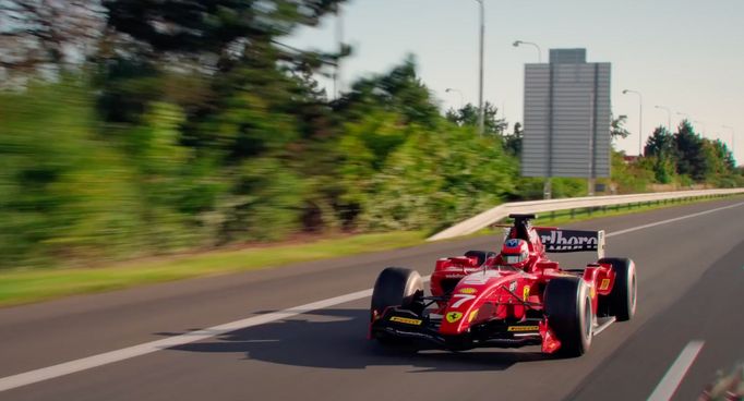 Záběry z víkendového zadržení jezdce v červené formuli se objevily na YouTube kanále TrackZone.