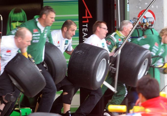 Výkon mechaniků při zastávce formule v boxech mnohdy ovlivňuje výsledek závodu více než rychlost jezdce na trati. Takže trénovali i Irové.