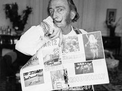 Chocholova fotka Salvadora Dalího s časopisem Ahoj na sobotu.