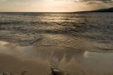 Západ slunce nad Karibikem. Někteří lidé vidí v kamenech v levém dolním rohu postavu nahé ženy. Vidíte ji také? Lokace: La Boca