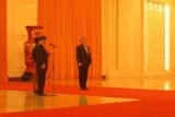 Alexandr Vondra přichází do uvítacího sálu, kde jej očekával čínský premiér Wen Ťia-pao