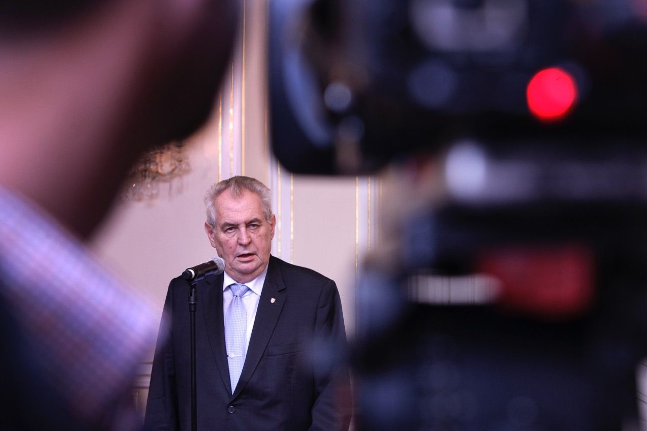 Schůzka Bohuslava Sobotky a Miloše Zemana na Hradě kvůli demisi vlády