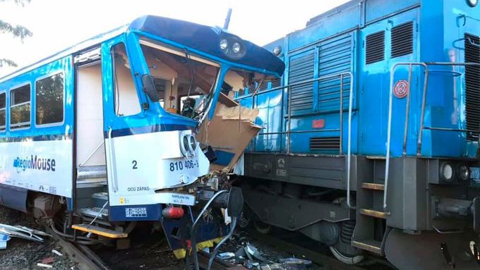 Na nádraží v Kdyni na Domažlicku se ve středu srazil osobní vlak s technickým vozidlem.