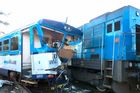 Na Domažlicku se srazil osobní vlak s technickou lokomotivou, 20 lidí je zraněných