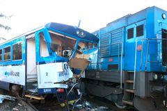 Na Domažlicku se srazil osobní vlak s technickou lokomotivou, 20 lidí je zraněných