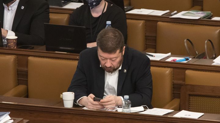 Okamura předvedl ve sněmovně nevídaný výkon. Vypočítali jsme, co všechno mohl zažít