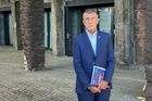 Já myslel, že to byla dlažební kostka, řekl Babiš k útoku. Pak ho rozčílili novináři