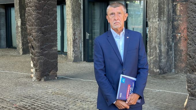 Aktuálně.cz zachytilo Andreje Babiše, jak čelil dotazům novinářů, jestli by byl premiérem jako odsouzený pachatel a proč málo mluvil k Ukrajině.