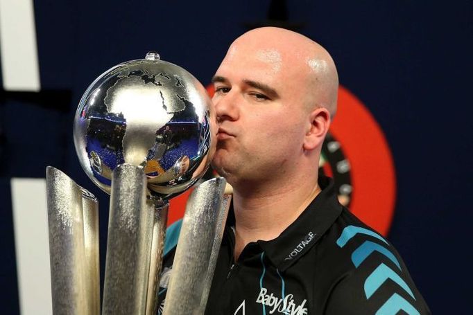 Rob Cross s trofejí pro mistra světa