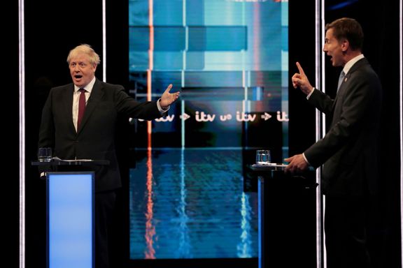 Boris Johnson a Jeremy Hunt během úterní debaty.
