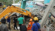 Následky zemětřesení na ostrově Sulawesi v Indonésii. Na snímku zničená budova nemocnice.