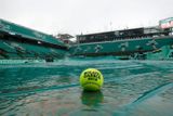 Semifinálový den na French Open začal deštěm.