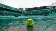 Semifinálový den na French Open začal deštěm.